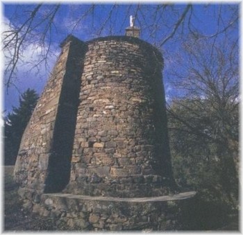 Une tour-chapelle fortifie