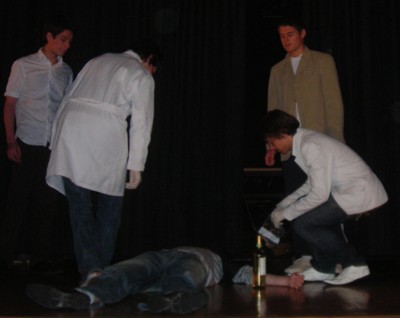Montalbano en veston beige (Henri Costa);  le docteur Pasquano, mdecin lgiste pench sur le mort (Florian Grard); l'inspecteur de police, Mimi Augello (Julien Loth) , Cosentino,le gardien asserment de la coproprit (Xavier Libouban) et la victime (Thibault Schoebel)